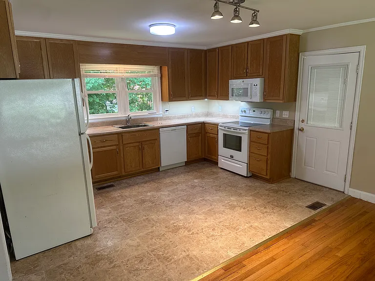 1716 N Dixie Ave — Photo 6