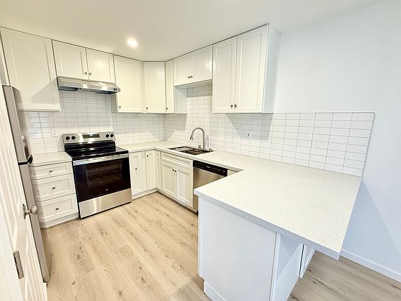 2nd image of 248-270 Coombs St #260