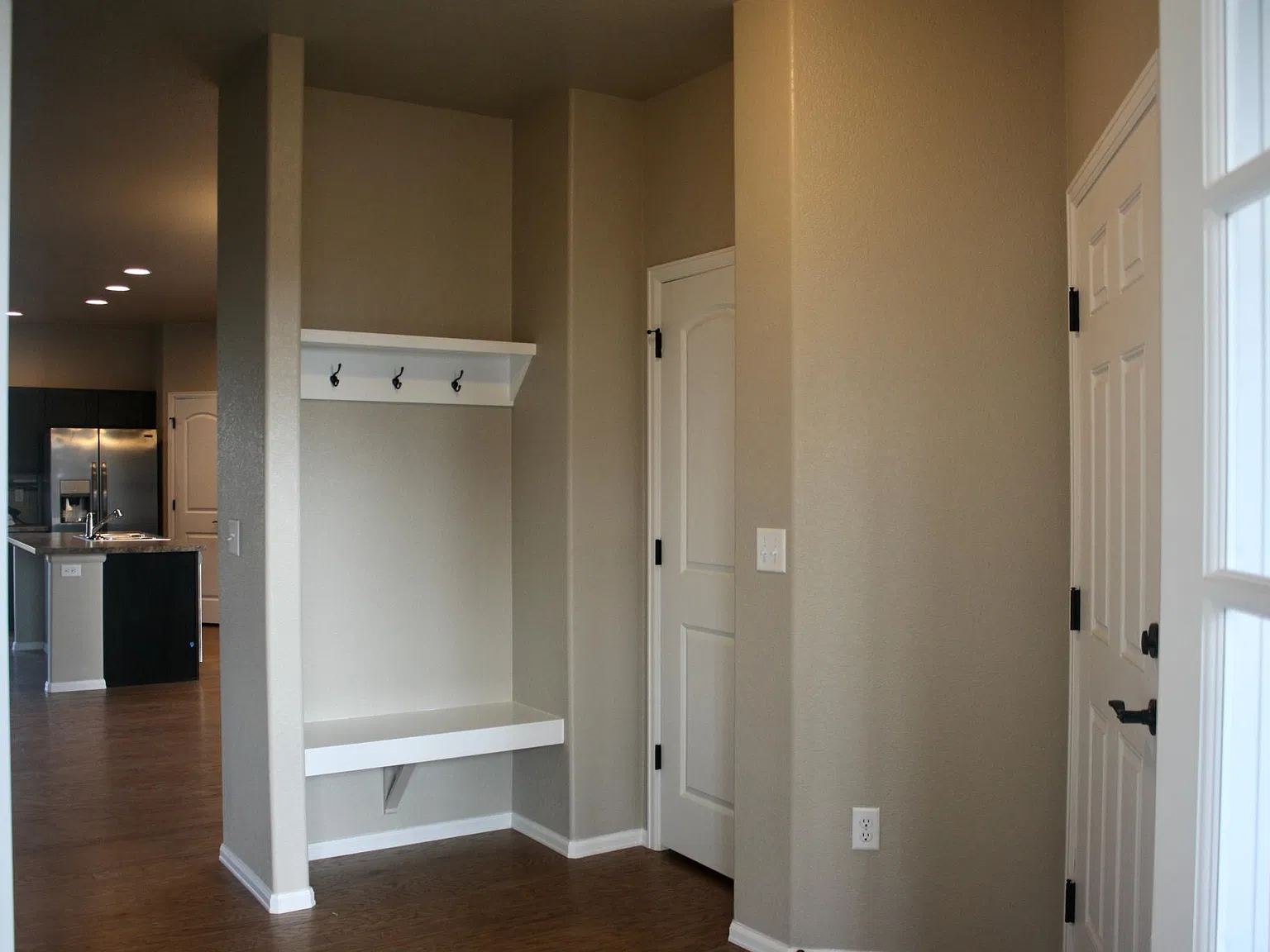 4 bed, 2.5 bath, 2334 sqft, $3,100 — Photo 2