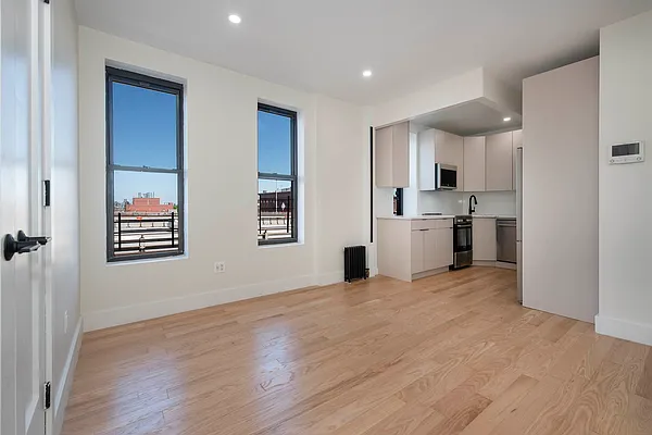 Rented by Max Apt LLC | media 15