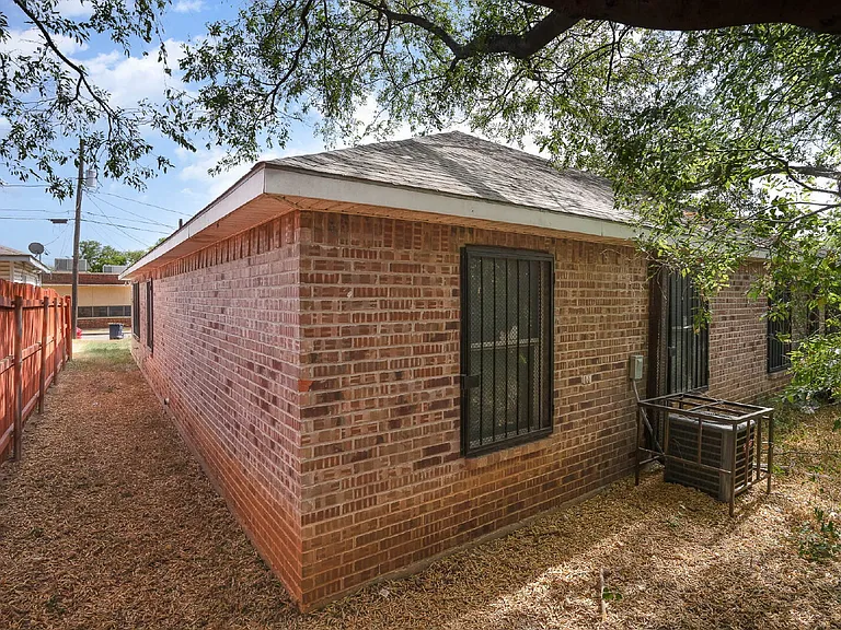 2907 La Salle St — Photo 11