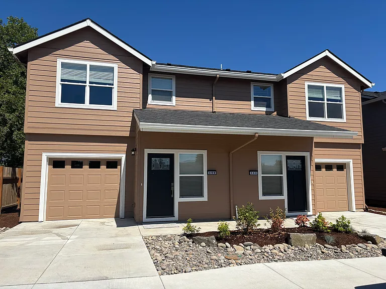 Seven Oaks Luxury Duplexes — Photo 16