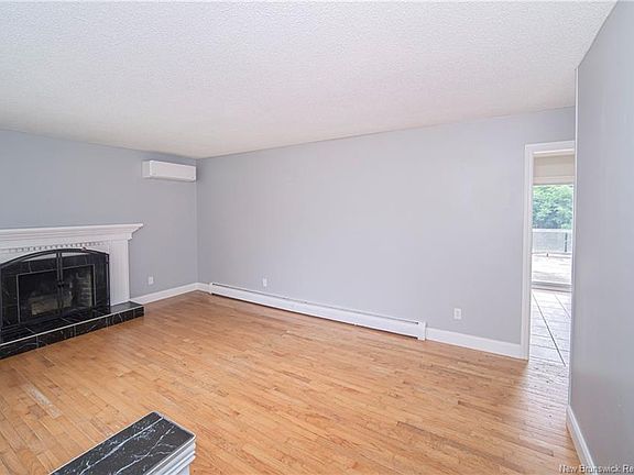 3rd image of 150 Surrey Cres