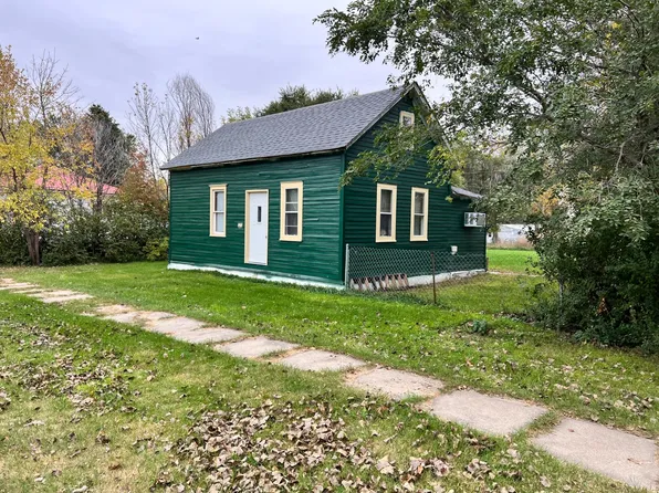 211 3rd St W, Zeeland, ND 58581