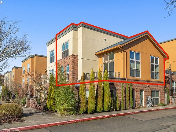 2nd image of 6211 NE Carillion Dr Unit 207