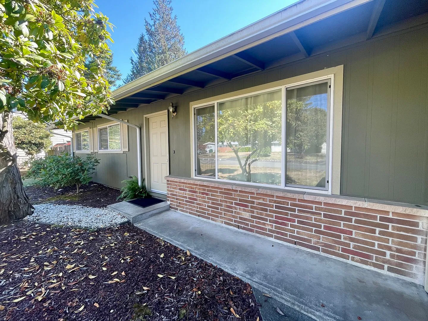 Lynnwood 3 bedroom 1.75 bath home with garage and fenced yard! $2950 per month — Photo 2