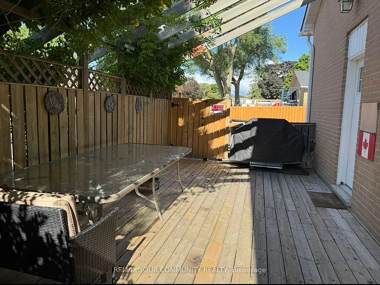 2 Pinemore Cres — Photo 4