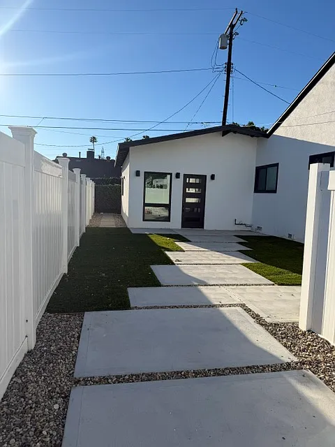 2 bed, 700 sqft, $2,600 — Photo 2