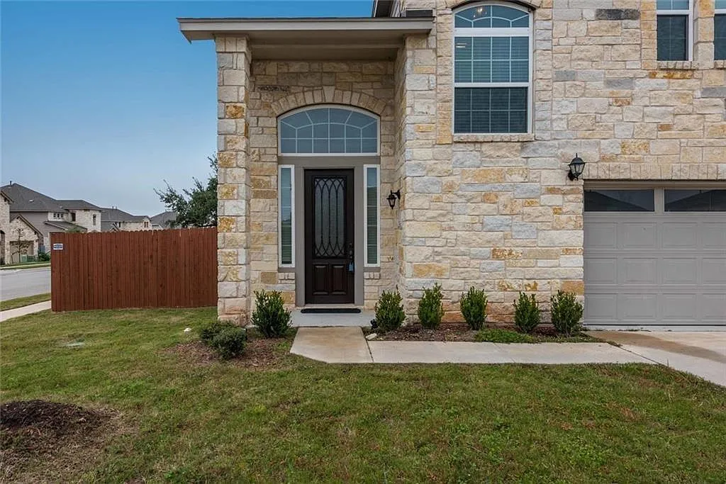 3 bed, 2.5 bath, 1814 sqft, $2,500 — Photo 3