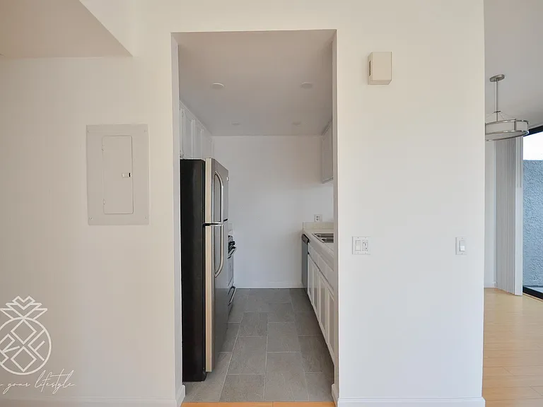 1727 Glendon Ave #104 — Photo 11