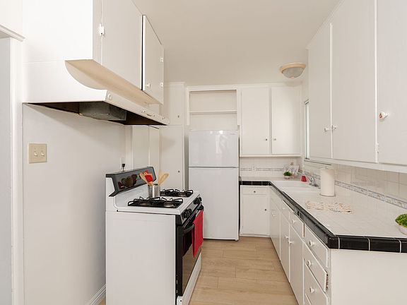 4th image of 5109 Larry Ave