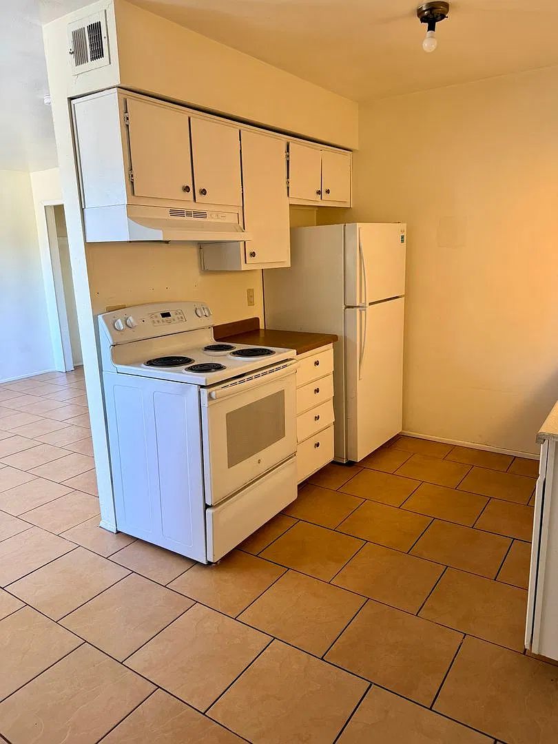 205 Alvarado Dr NE — Photo 1