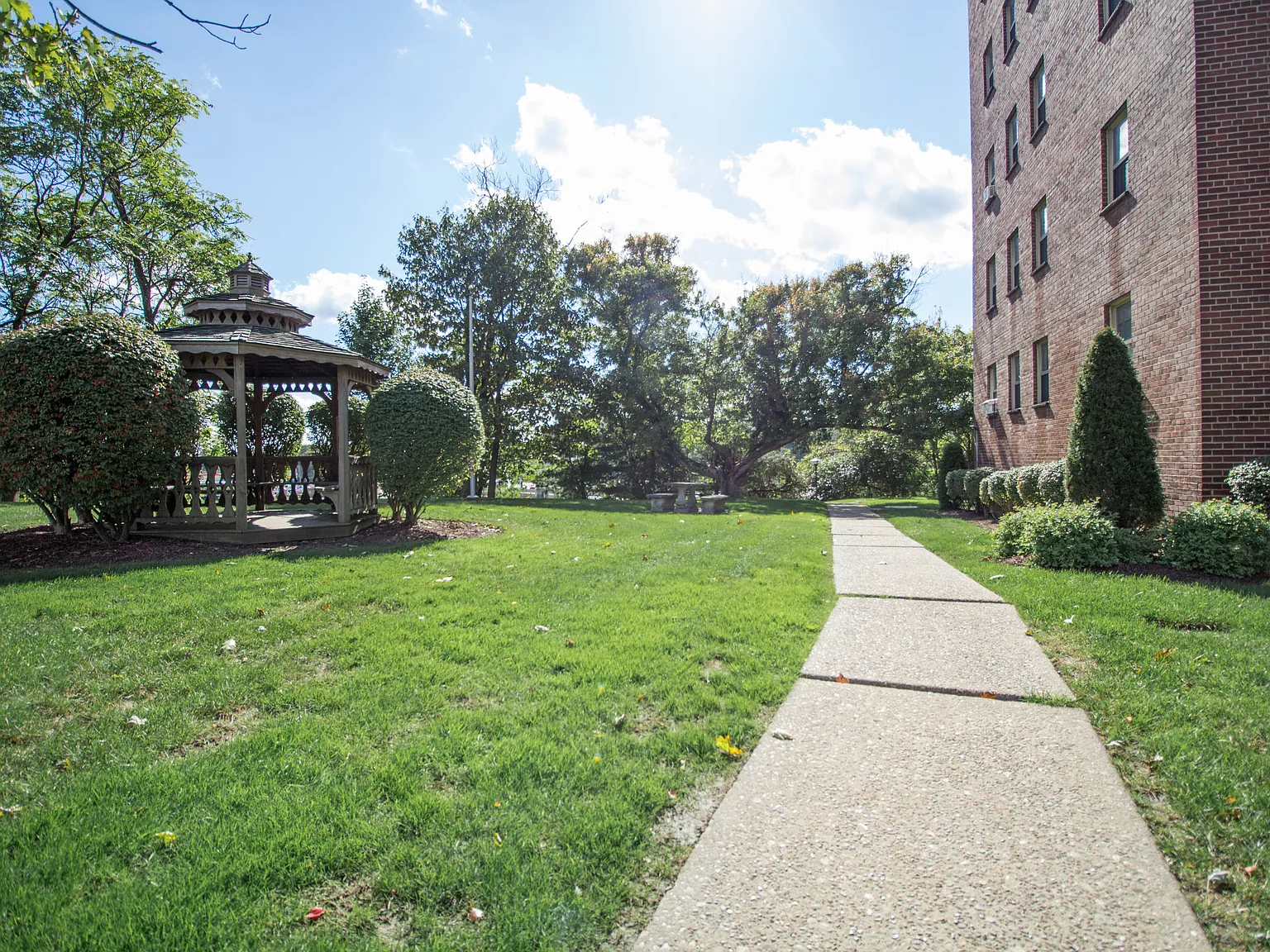 90 Cloverleaf Tower Apartments — Photo 2