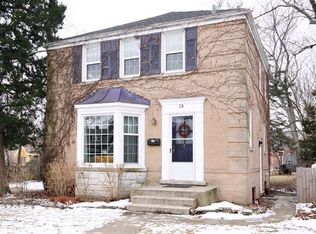 28 Iroquois Dr, Clarendon Hills, IL 60514