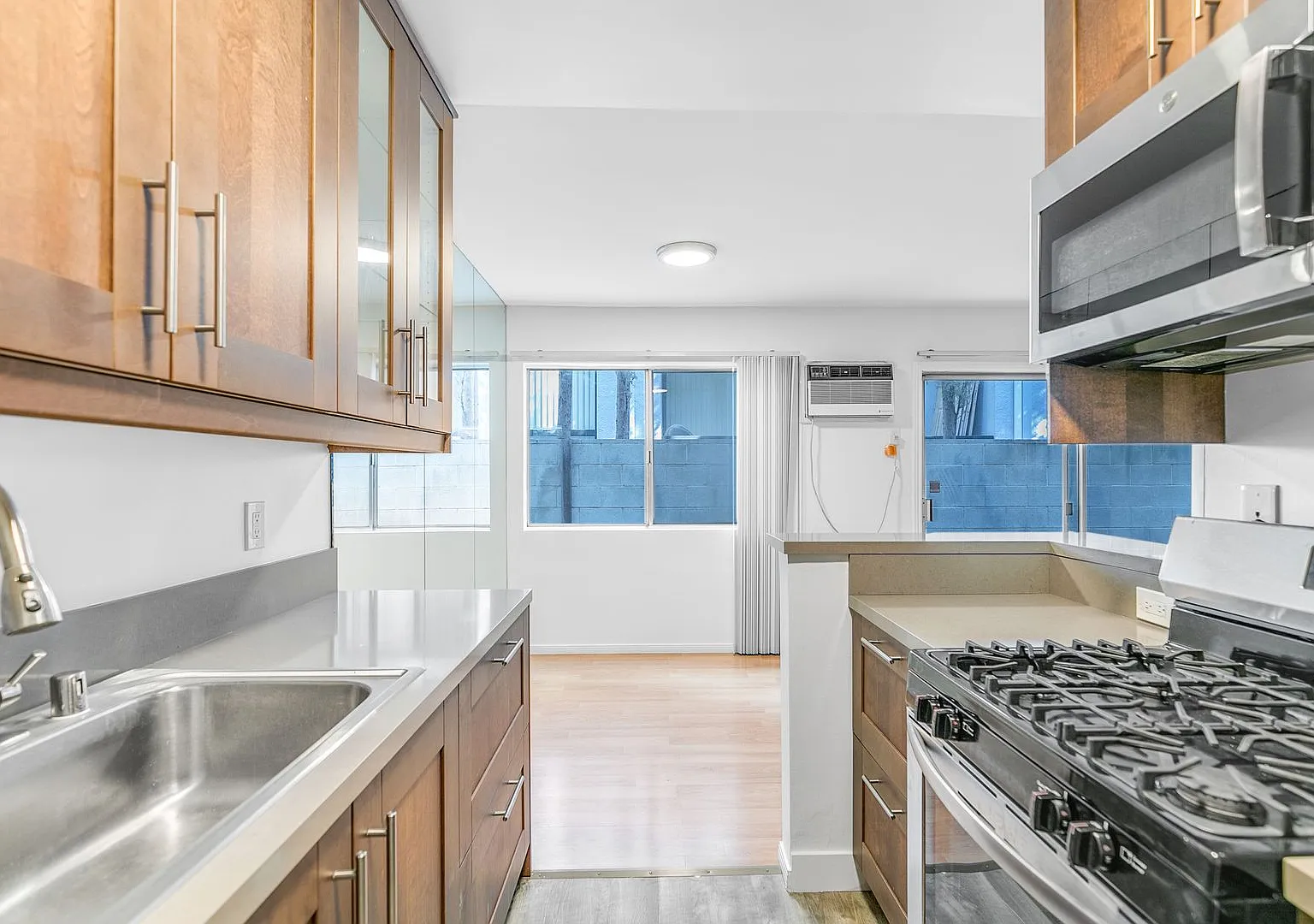 1812 Westholme Avenue — Photo 1