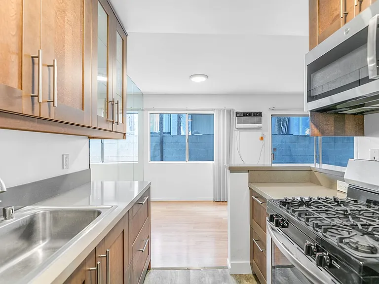1812 Westholme Avenue — Photo 1
