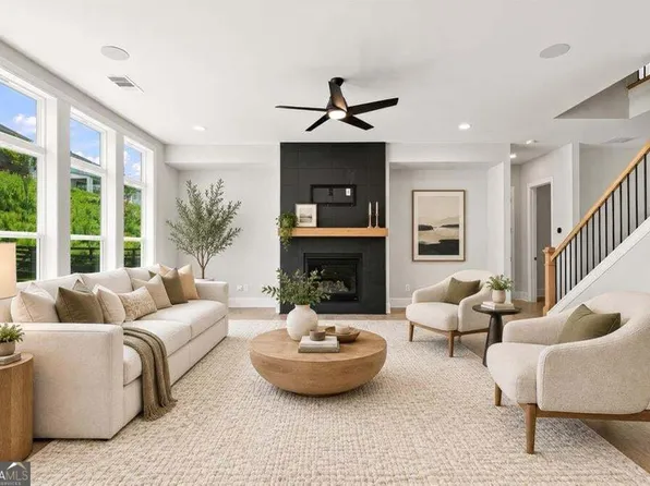 886 Keystone Dr, Woodstock, GA 30188