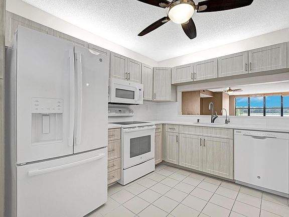 3rd image of 2907 Carambola Circle #102