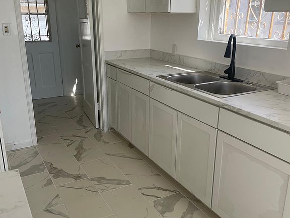 3rd image of 8724 Ruthelen St