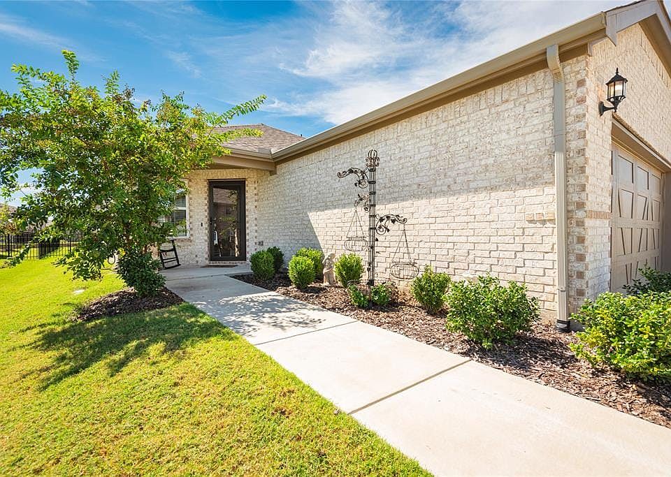 1st image of 924 Hidden Eddy Dr