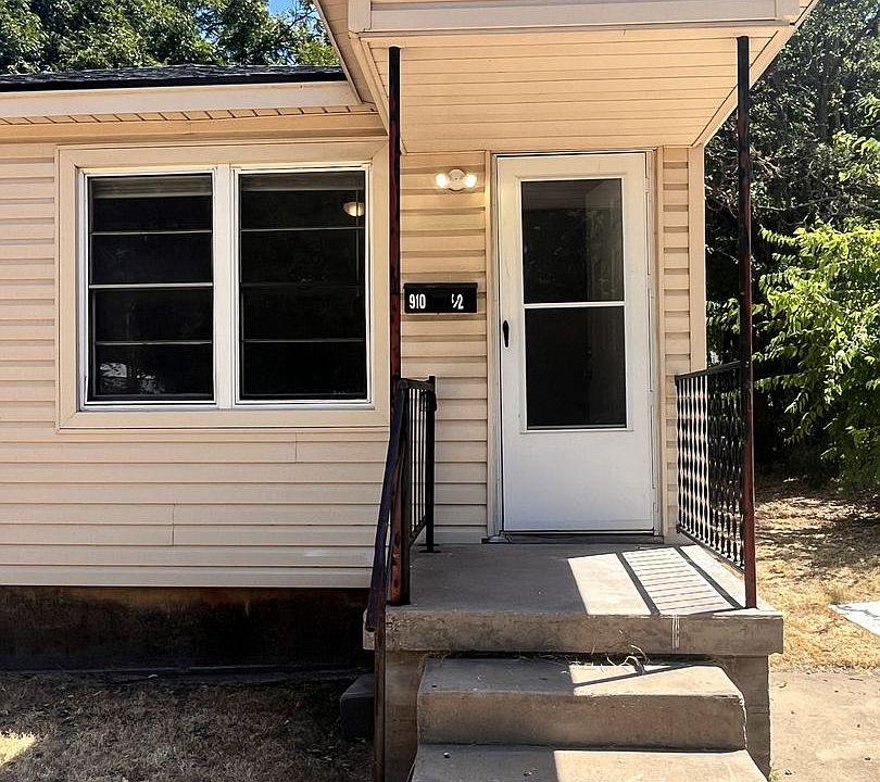 1st image of 910 1/2 SW 7th St