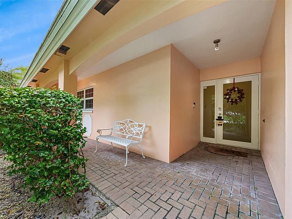 2nd image of 900 Cypress Terrace #V 61