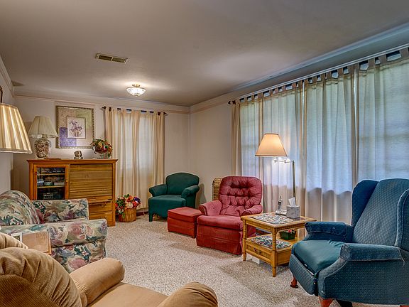 5th image of 117 W Cheryl Ave
