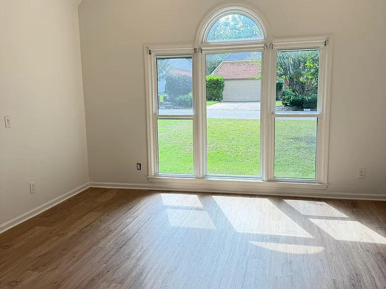 215 Glen Holly Dr — Photo 8