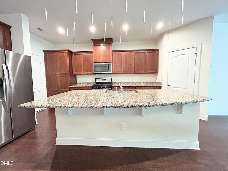 735 Lampwick Ln — Photo 10