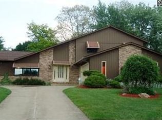 16860 Wolf Run Cir, Strongsville, OH 44136