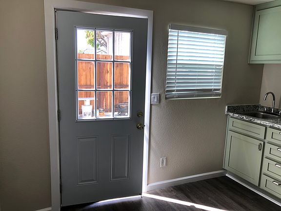3rd image of 1113 Victoria Ave #200