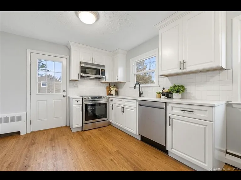 20 Manor Ln — Photo 4