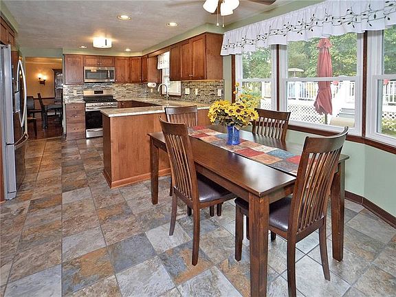 3rd image of 6947 Berkshire Dr