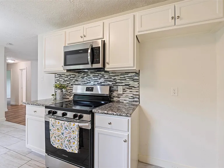 504 Burke Rd — Photo 17