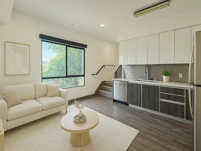 545 N Kenmore Ave — Photo 1
