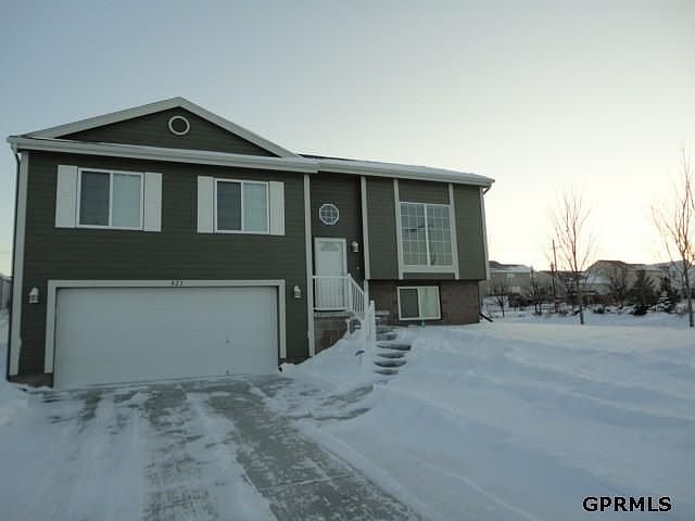 1st image of 823 Edgewater Dr