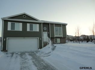 823 Edgewater Dr, Papillion, NE 68046
