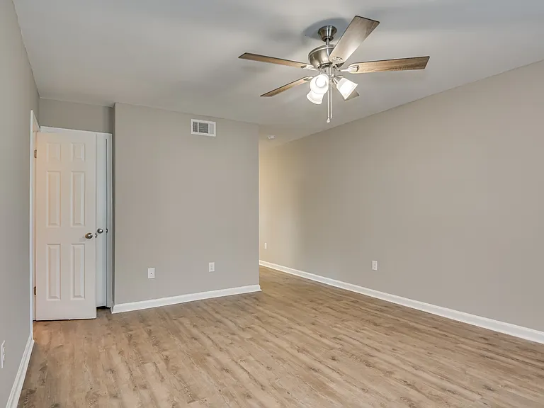 120 Chalet North Ct — Photo 5