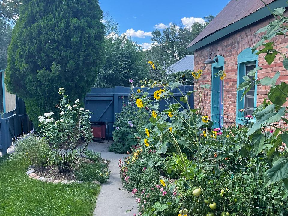 Yard, managed by owner.