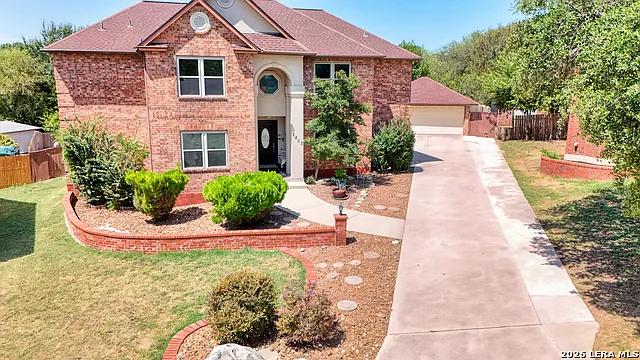 5 bed, 3.5 bath, 4092 sqft, $3,900 — Photo 2