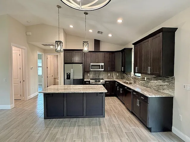 37 Gimli St — Photo 4
