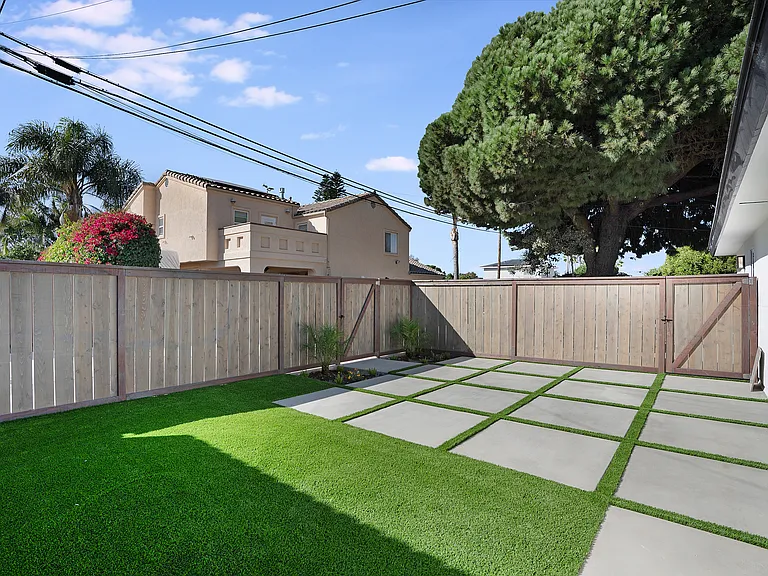 1056 1/2 Emory St — Photo 2