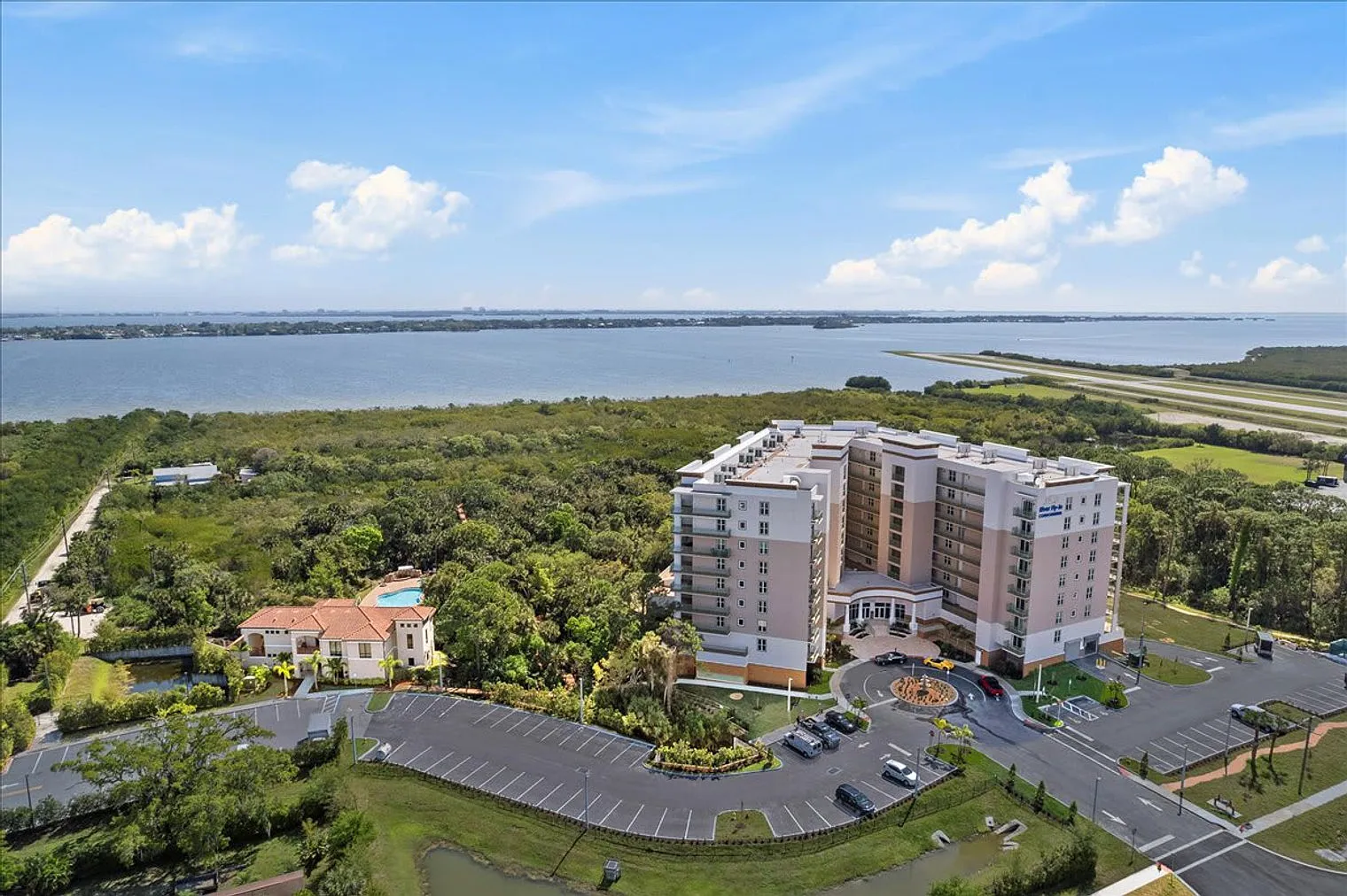 2 bed, 2.0 bath, 1323 sqft, $3,361 — Photo 2