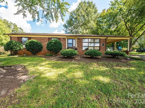 2500 Pinoak Dr, Hickory, NC 28602