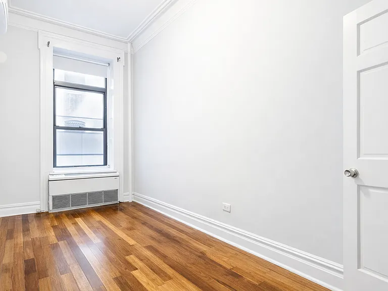 110 E 17th St #2R — Photo 7