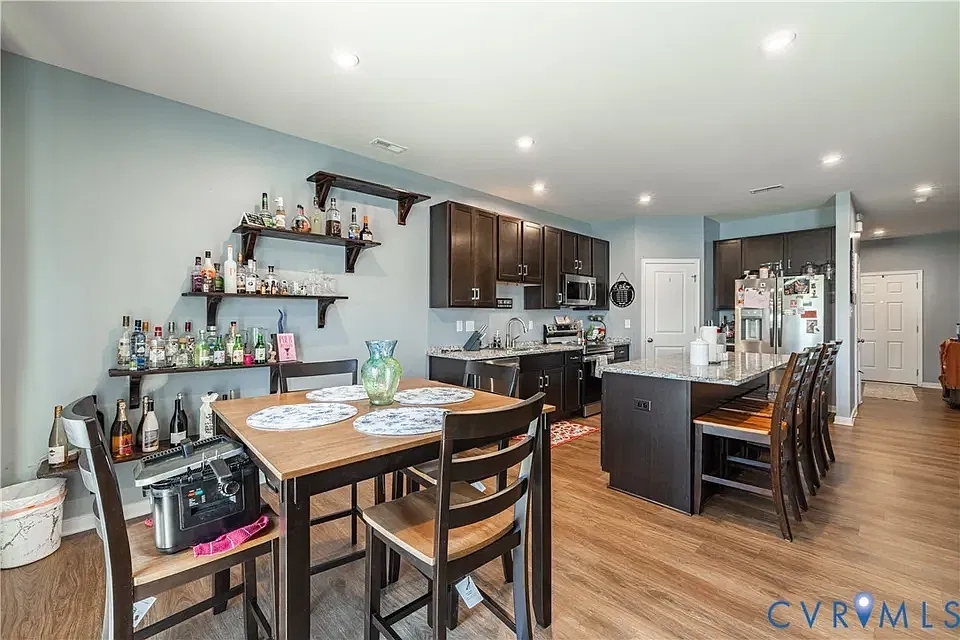 3 bed, 2.5 bath, 1868 sqft, $2,300 — Photo 3