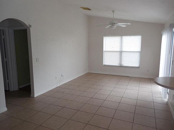 2nd image of 534 SW Dahled Ave