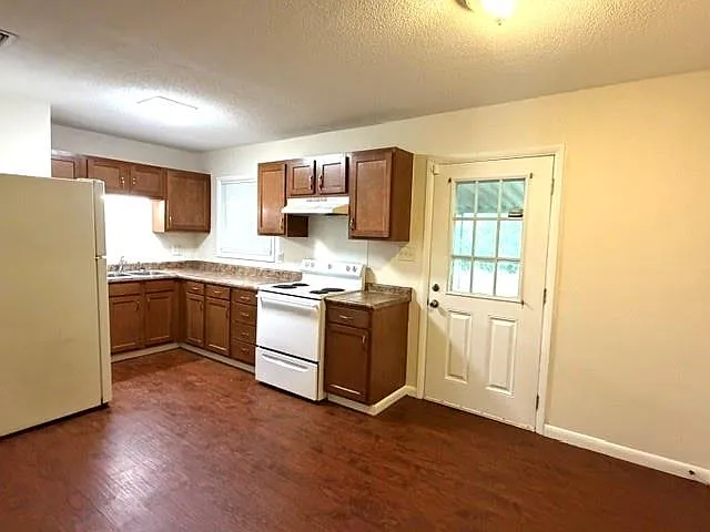3 bed, 1.0 bath, 1136 sqft, $1,200 — Photo 2