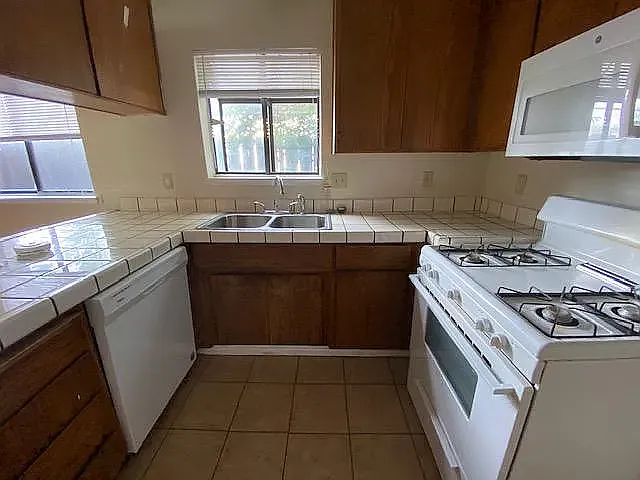 3 bed, 2.5 bath, 1367 sqft, $1,985 — Photo 3