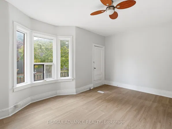 82A Augusta Ave, Toronto, ON M5T 2L1